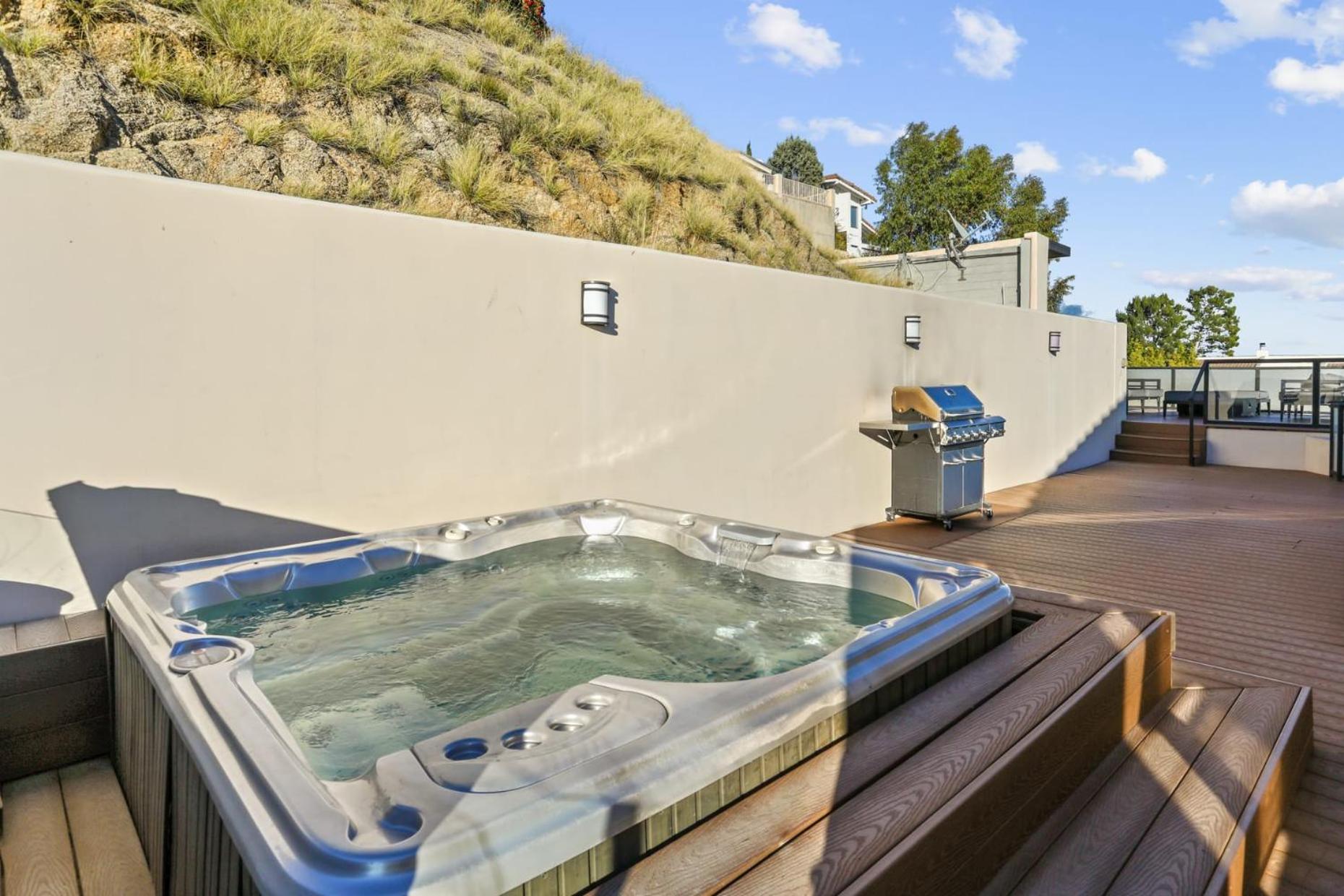 New Listing Stunning Jetliner View Private Spa