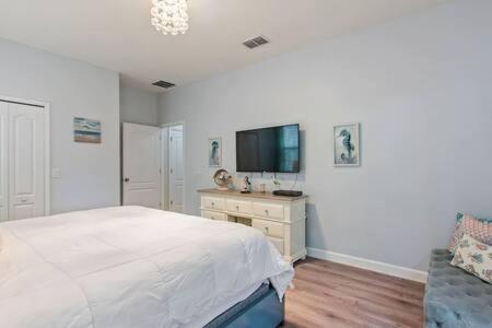Perfect for Families - Pool, Smart TVs, & More!