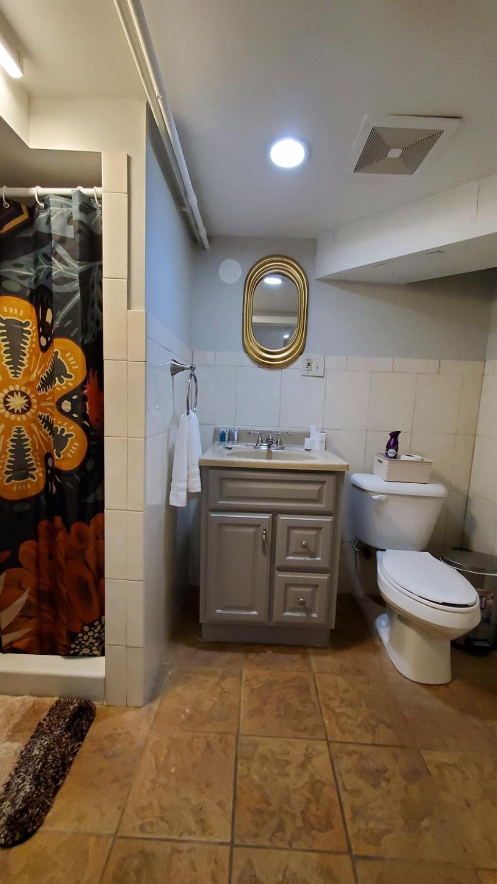 Comfortable 4 Bedroom Home with City View Near Capitol Hill Washington DC, photo 21
