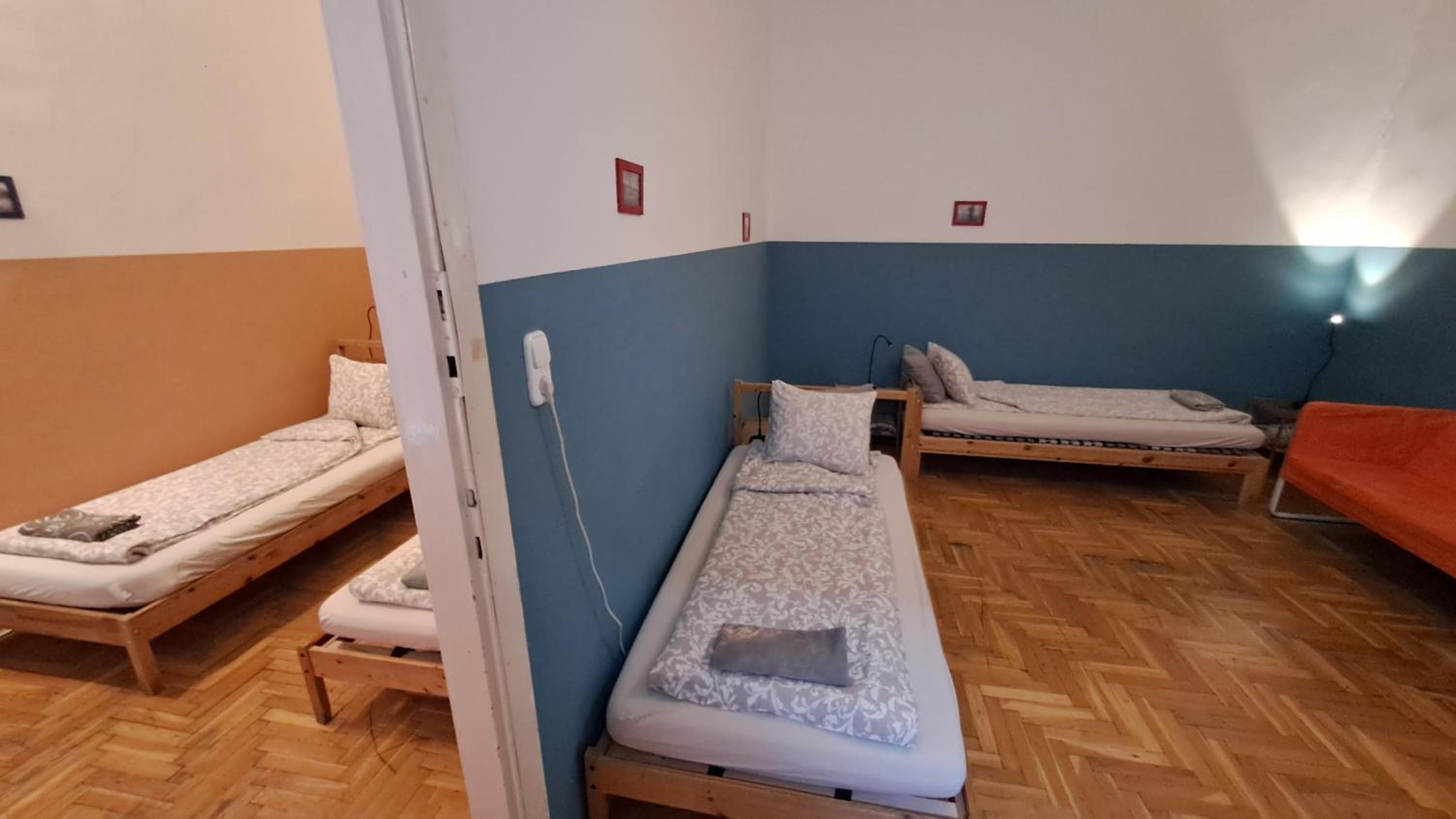 Pal's Hostel and Apartments