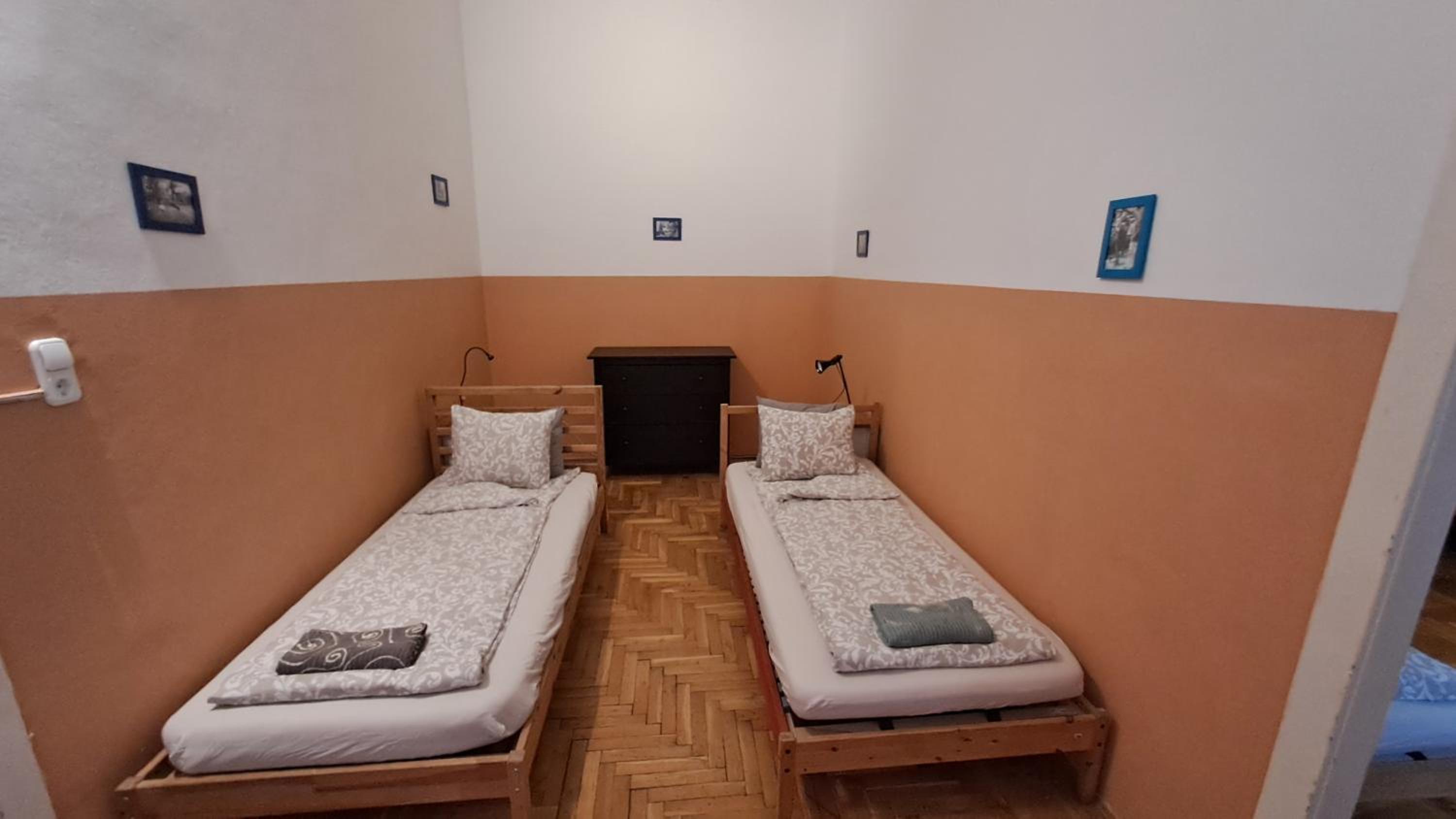 Pal's Hostel and Apartments