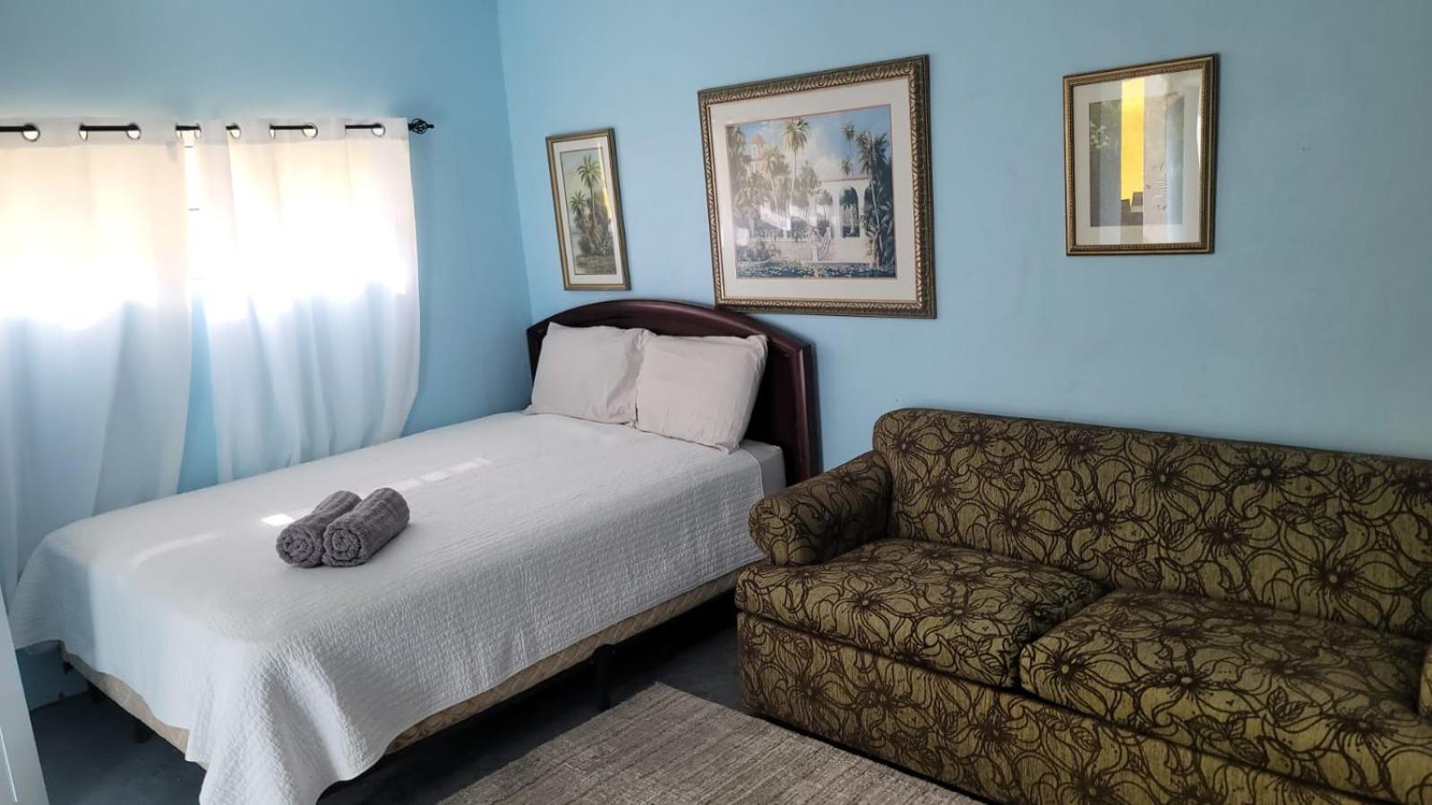 Beach Getaway with Cozy 2 Bedrooms near the Ocean, Arecibo view 3