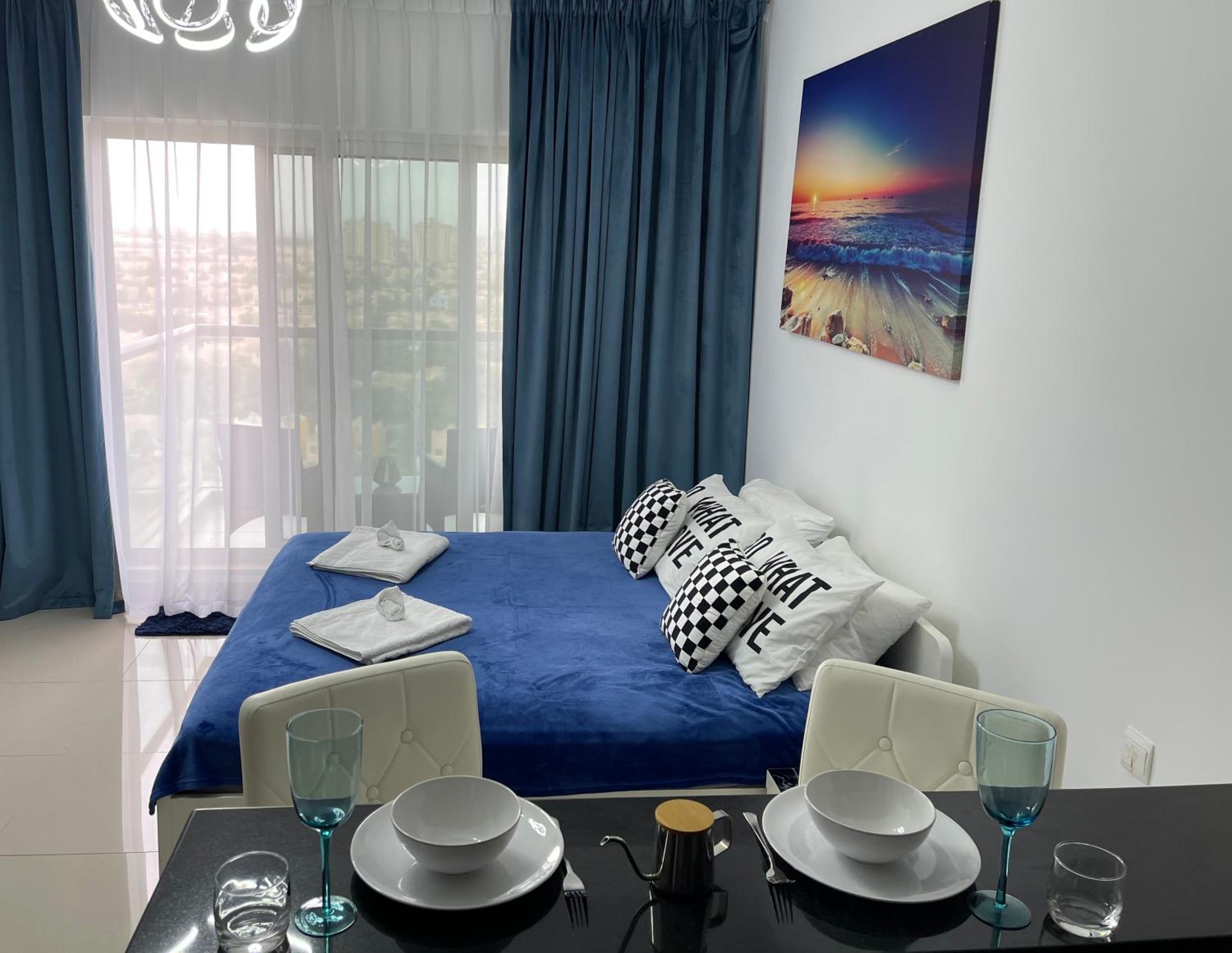 Big studio, Dubai SportCity, parking included