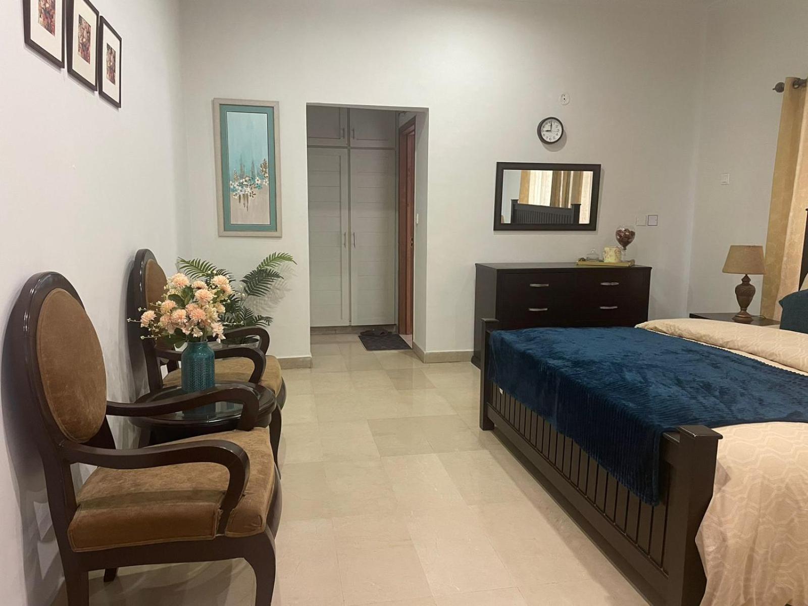 Family Friendly 2-Bedroom Home Upper Portion with Parking