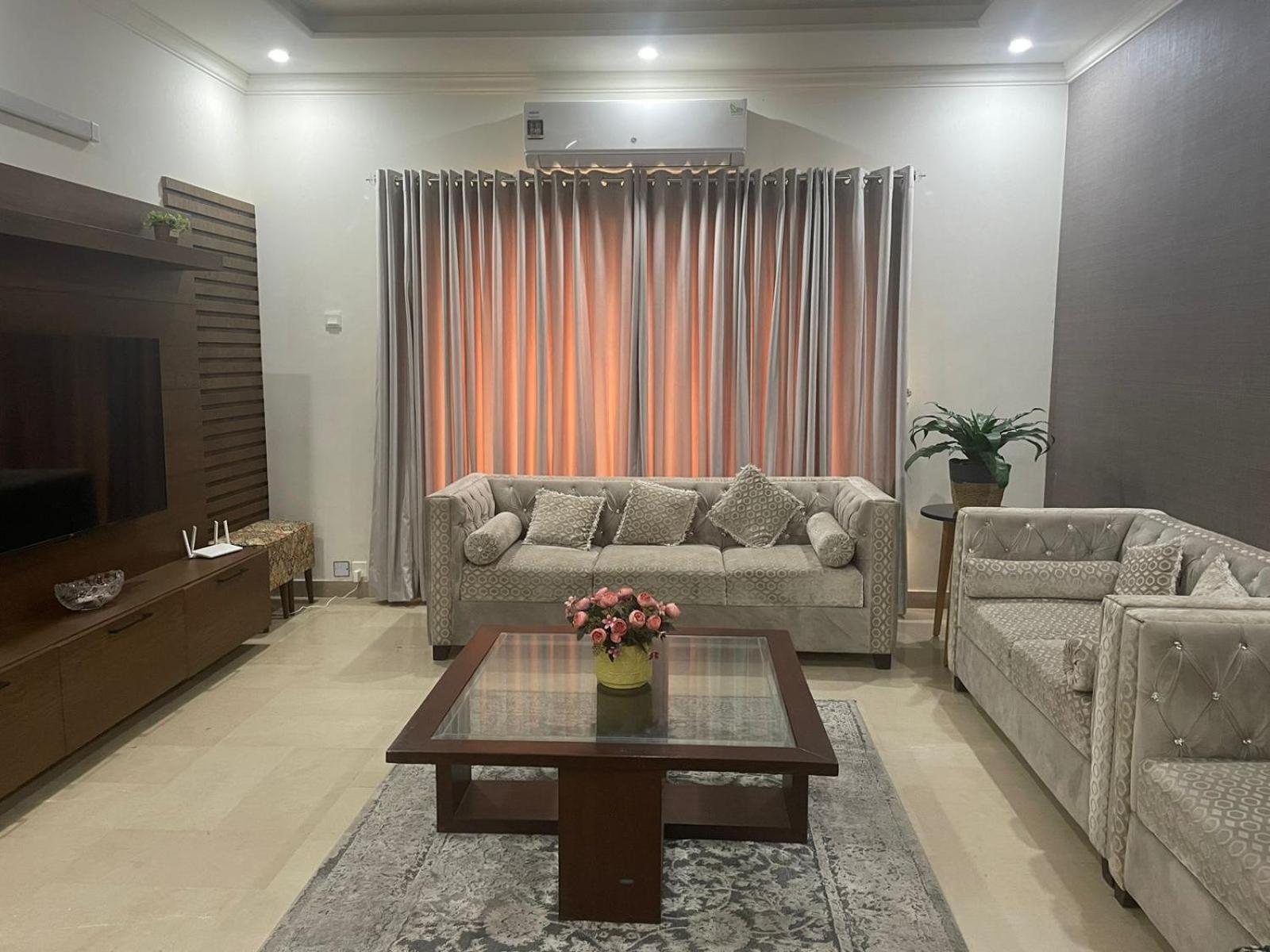 Family Friendly 2-Bedroom Home Upper Portion with Parking