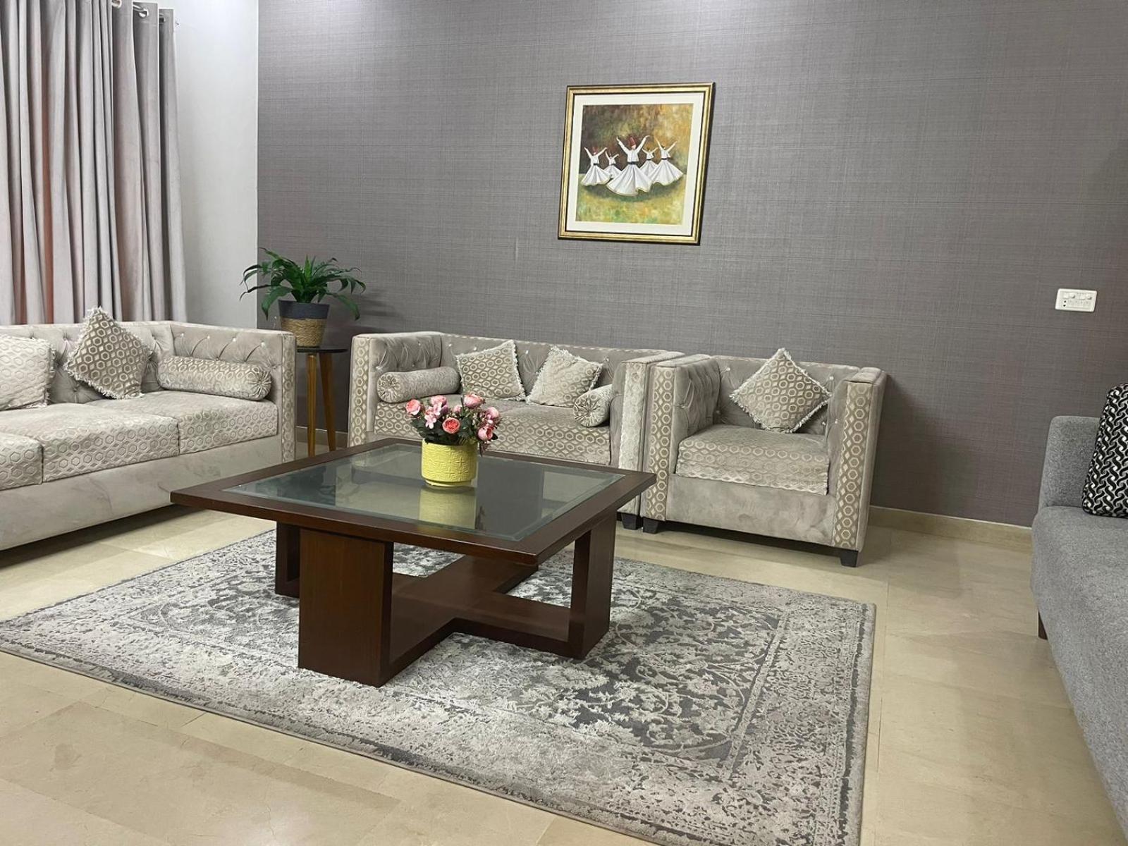 Family Friendly 2-Bedroom Home Upper Portion with Parking