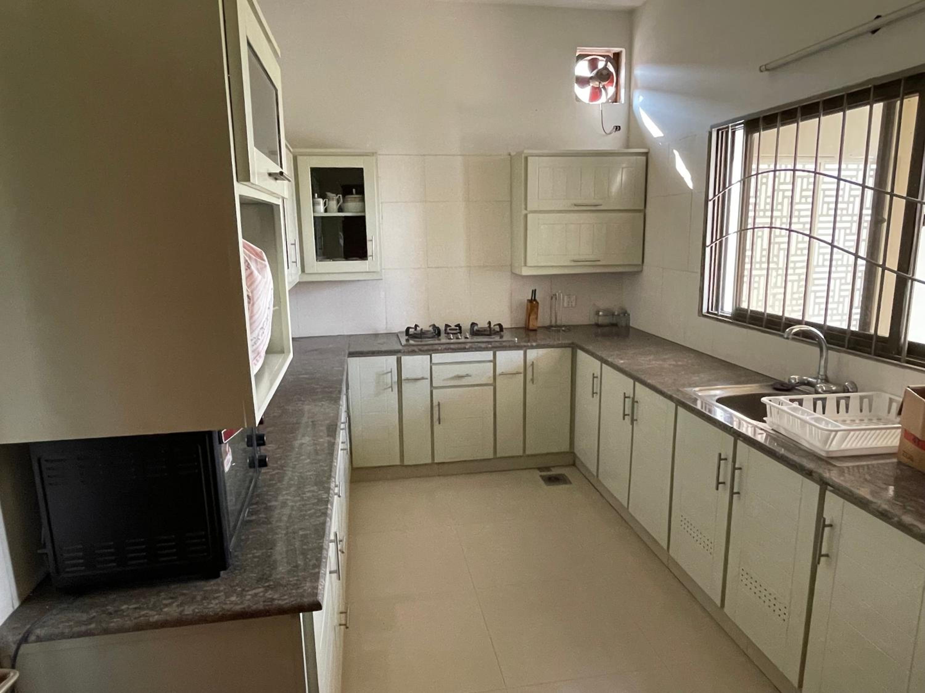 Family Friendly 2-Bedroom Home Upper Portion with Parking