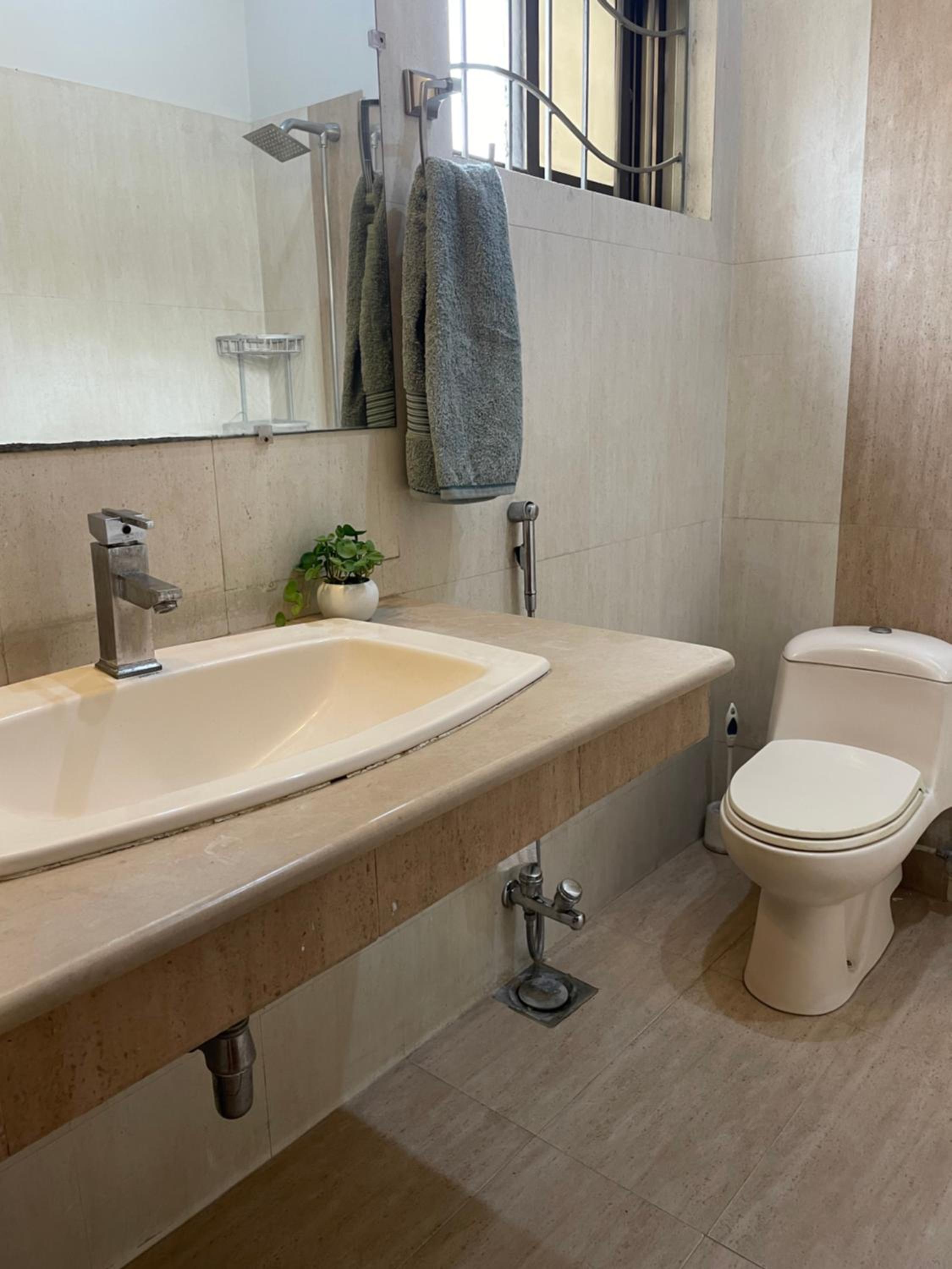 Family Friendly 2-Bedroom Home Upper Portion with Parking
