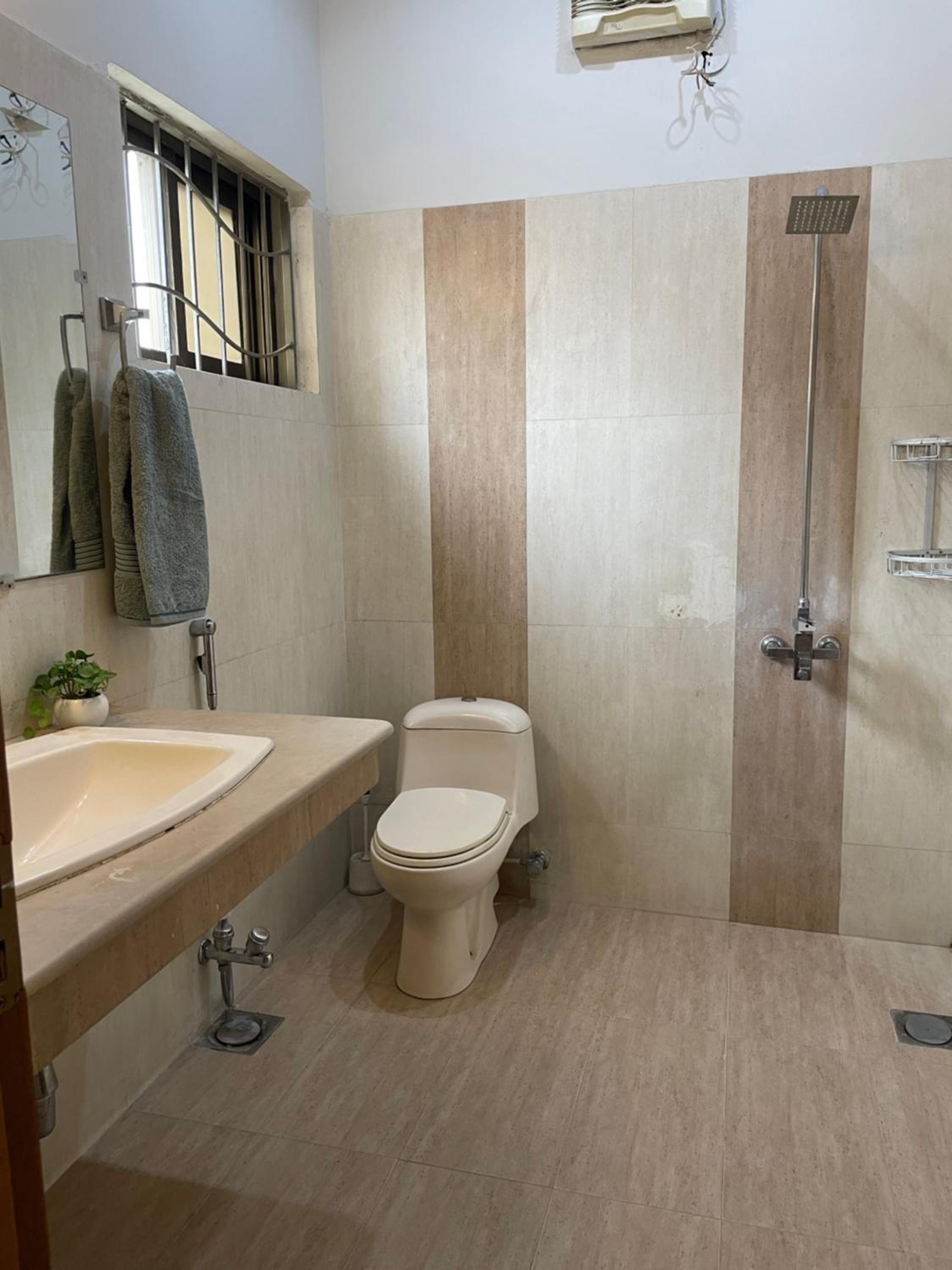 Family Friendly 2-Bedroom Home Upper Portion with Parking