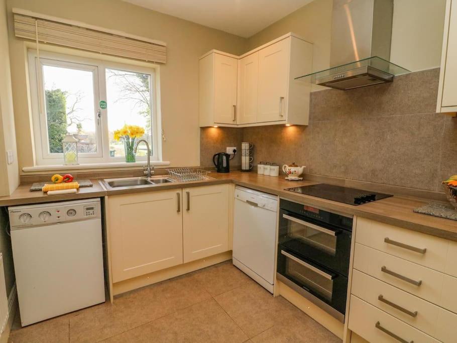 Two Acres- Spacious, delightful, pet free bungalow view 5