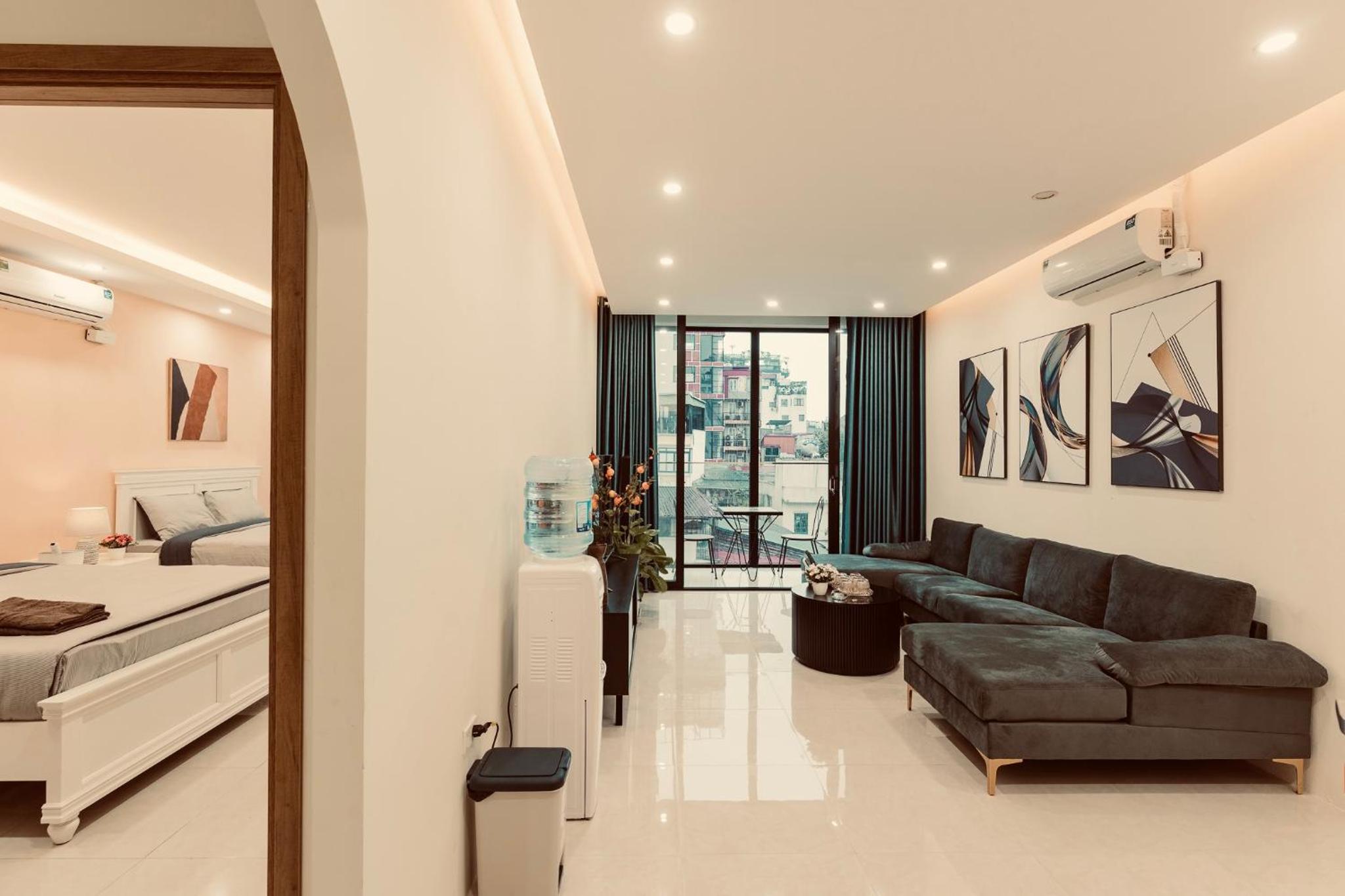 City view/ Central/ Big Bacony/2Br/1’ to lake