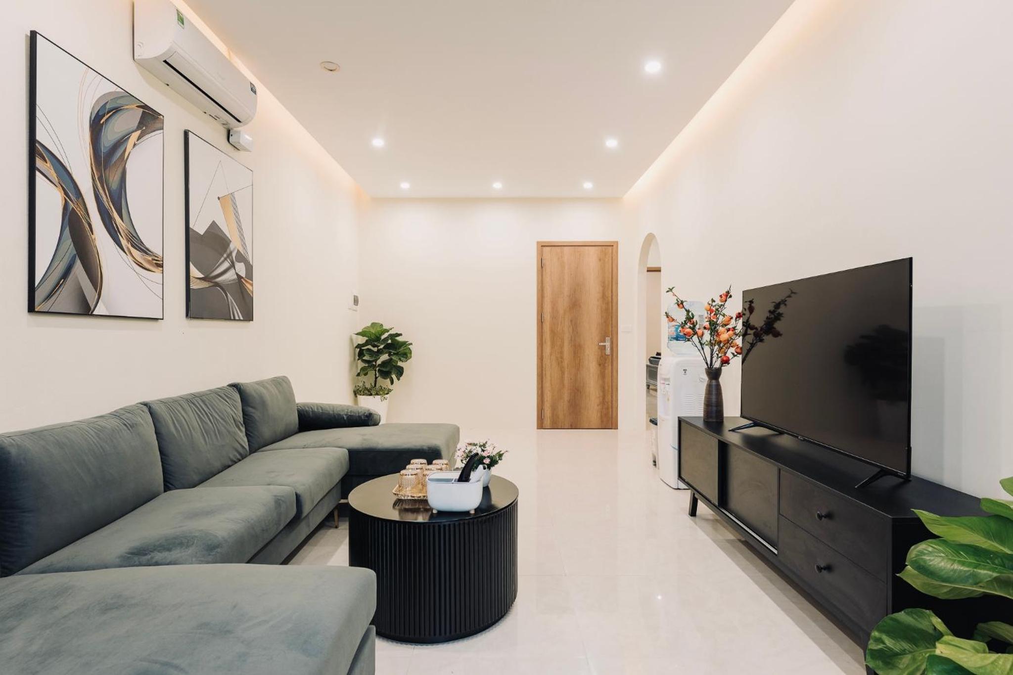 City view/ Central/ Big Bacony/2Br/1’ to lake