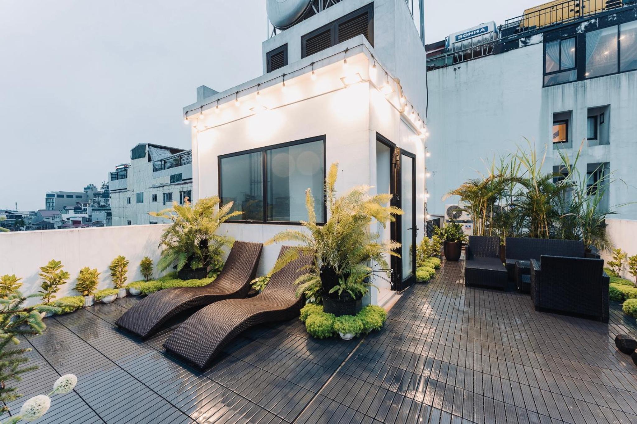 City view/ Central/ Big Bacony/2Br/1’ to lake