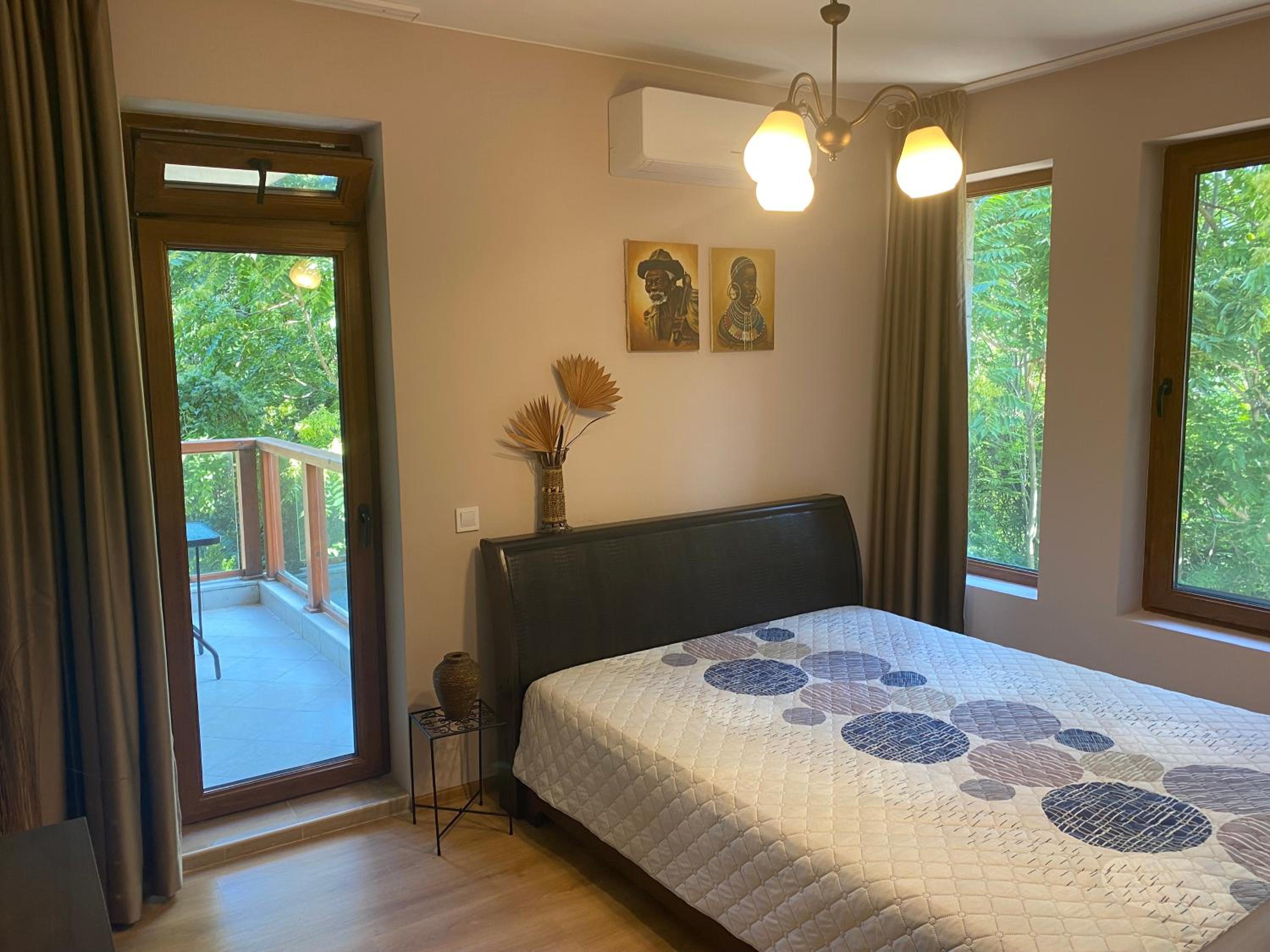 Two-bedroom Luxury Apartment with Forrest and Sea views
