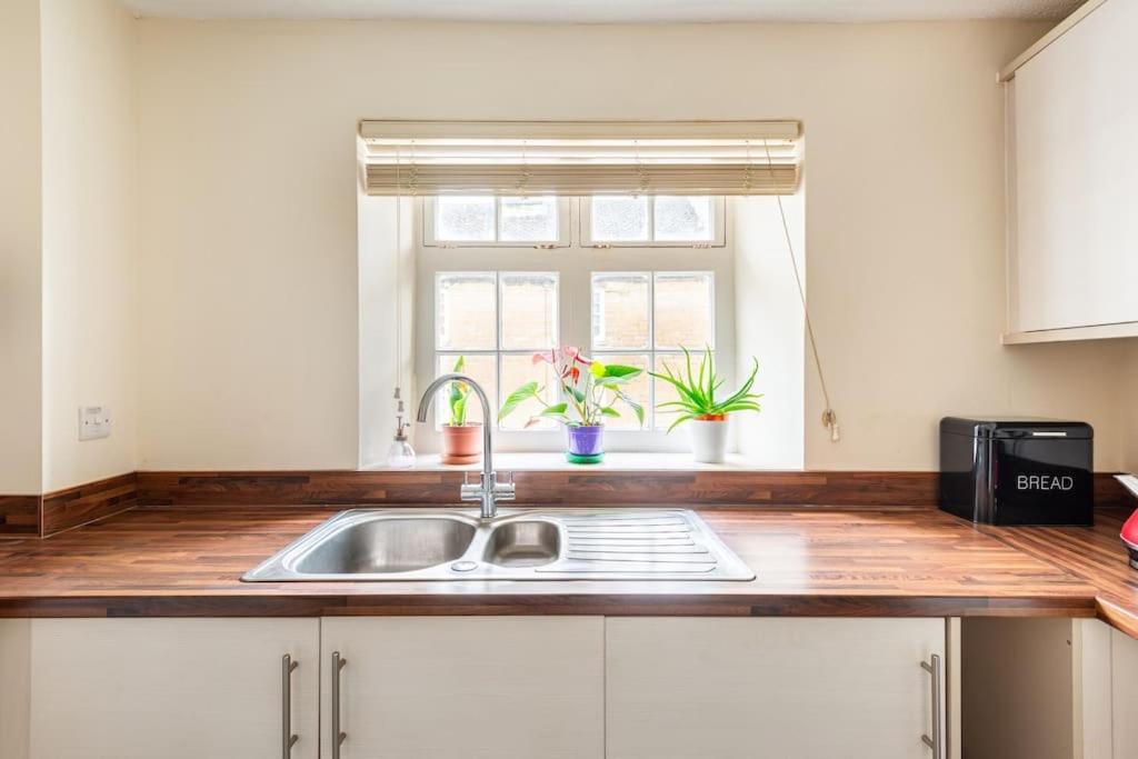 Lovely Town Centre 1 Bed Nr Country & River Walks