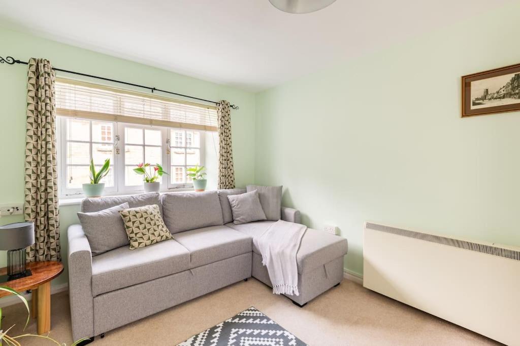 Lovely Town Centre 1 Bed Nr Country & River Walks