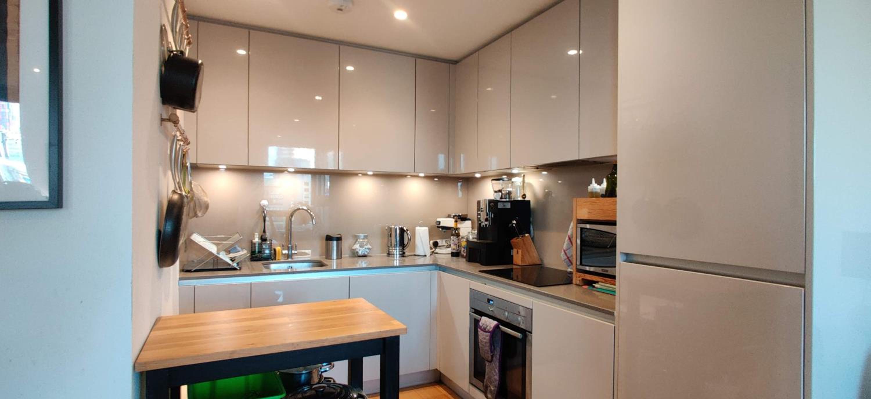 Spacious East Croydon serviced apartment: 13 mins to London view 5