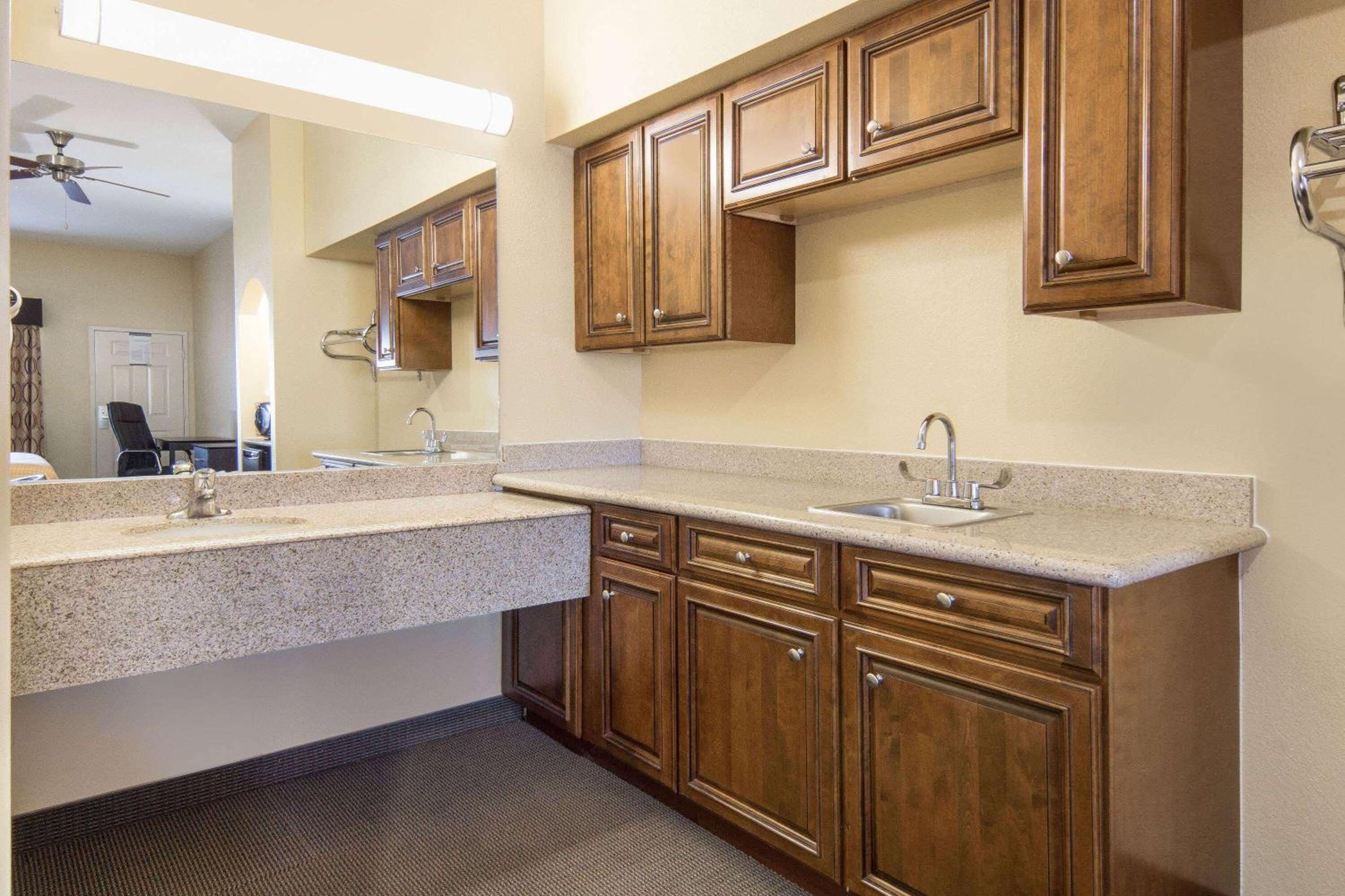 Days Inn by Wyndham Baytown East view 4
