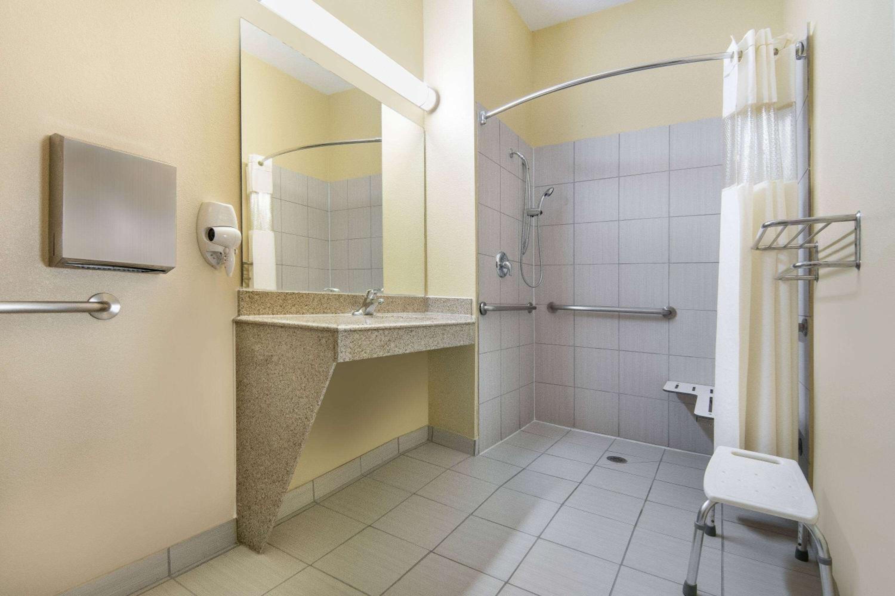 Days Inn by Wyndham Baytown East view 5
