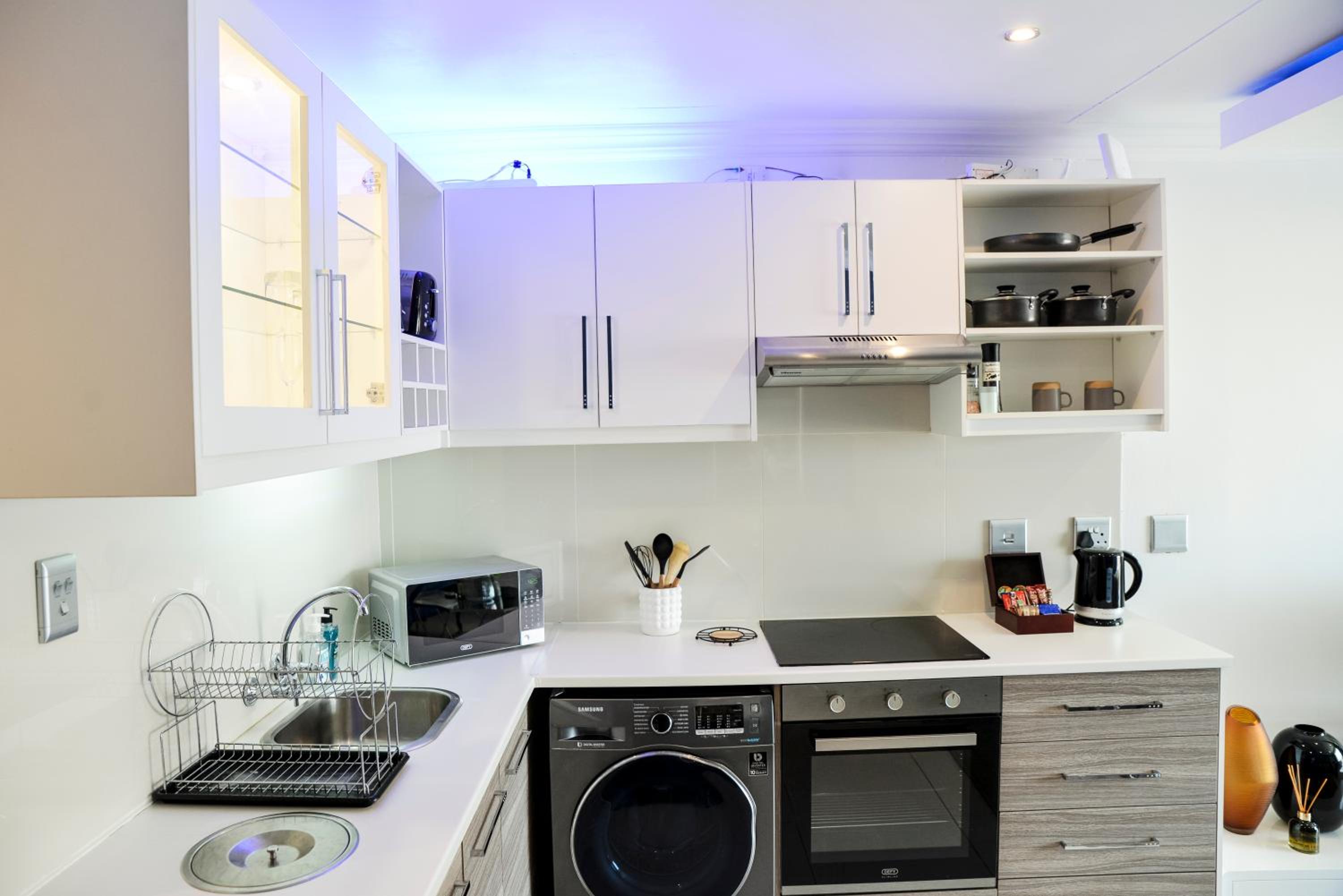 Eirini Elegant - Rispetto Apartment with Power Backup