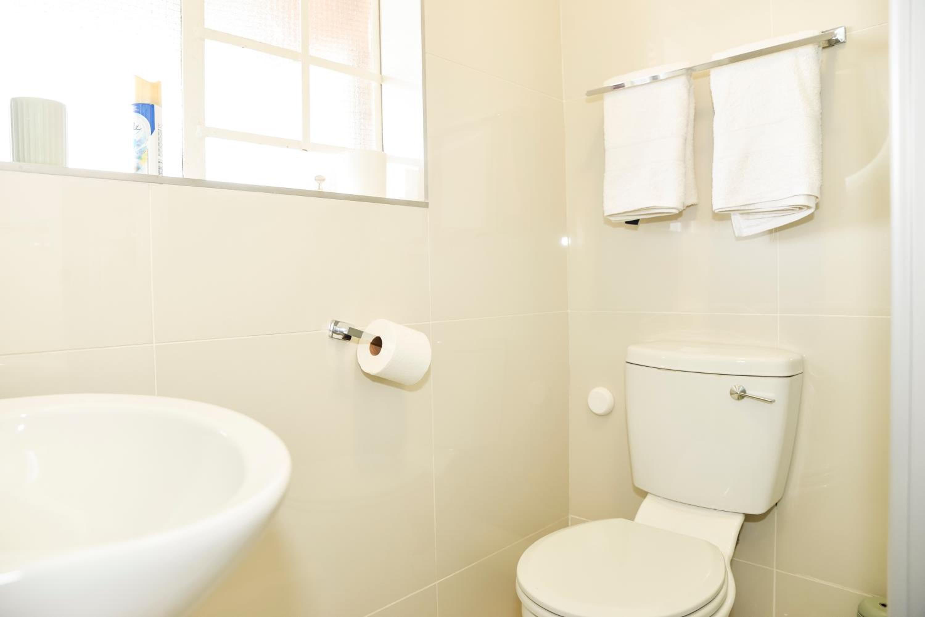 Eirini Elegant - Rispetto Apartment with Power Backup