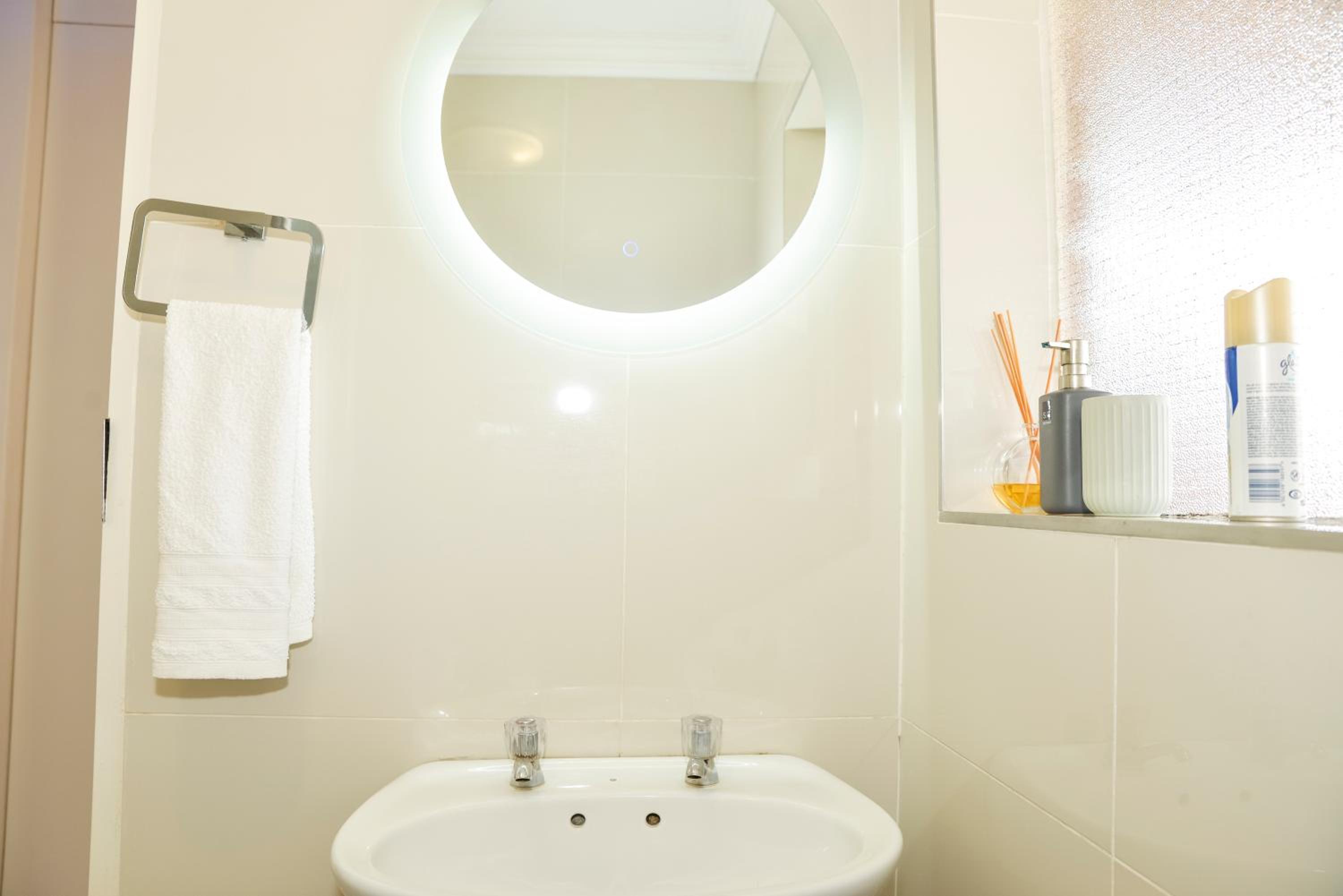Eirini Elegant - Rispetto Apartment with Power Backup