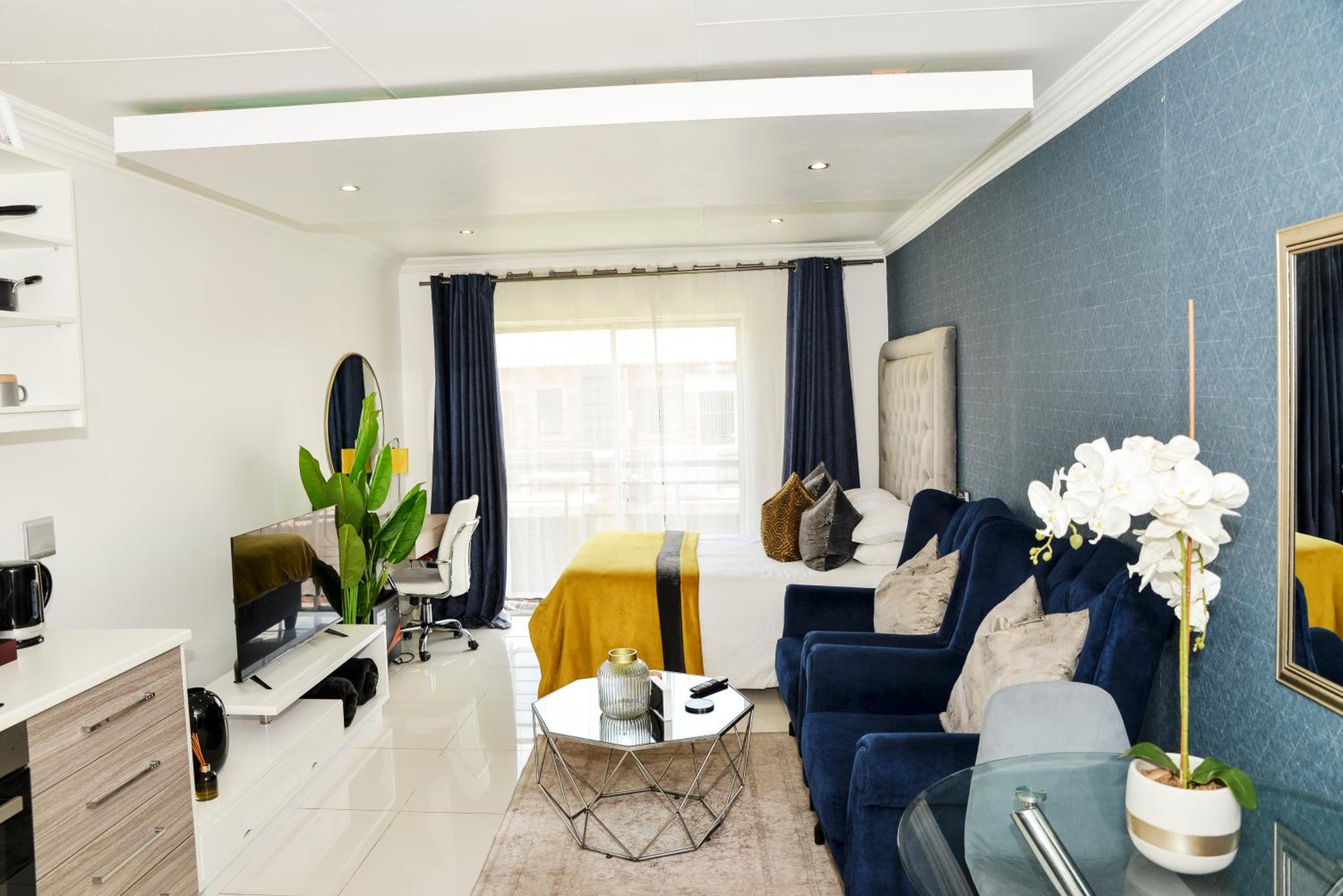 Eirini Elegant - Rispetto Apartment with Power Backup