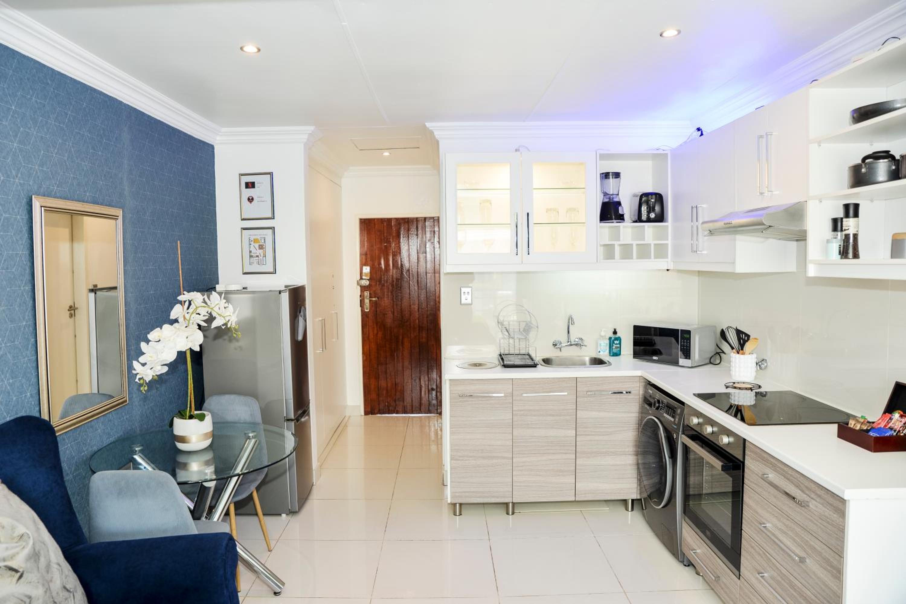 Eirini Elegant - Rispetto Apartment with Power Backup