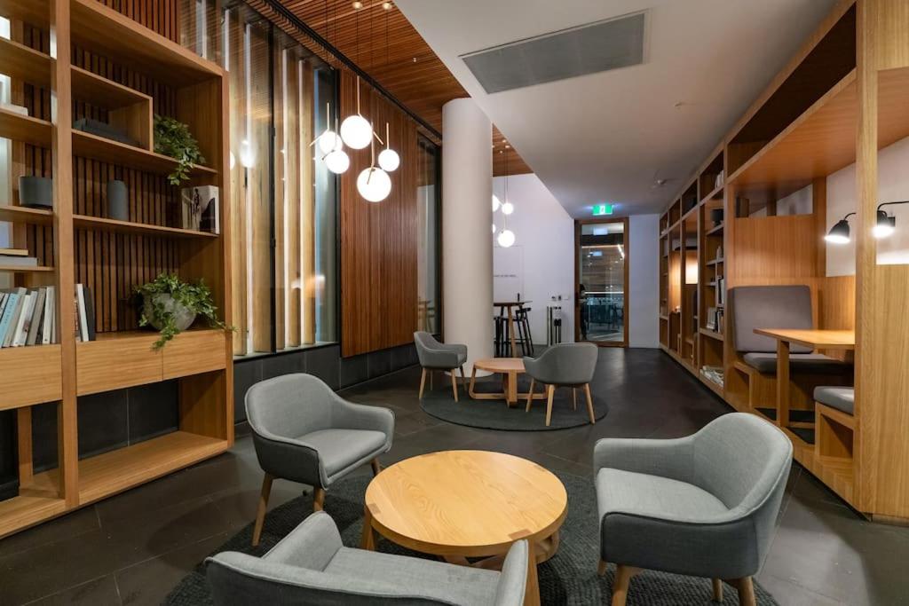 2 BD Luxury apartment at heart of Docklands with 85