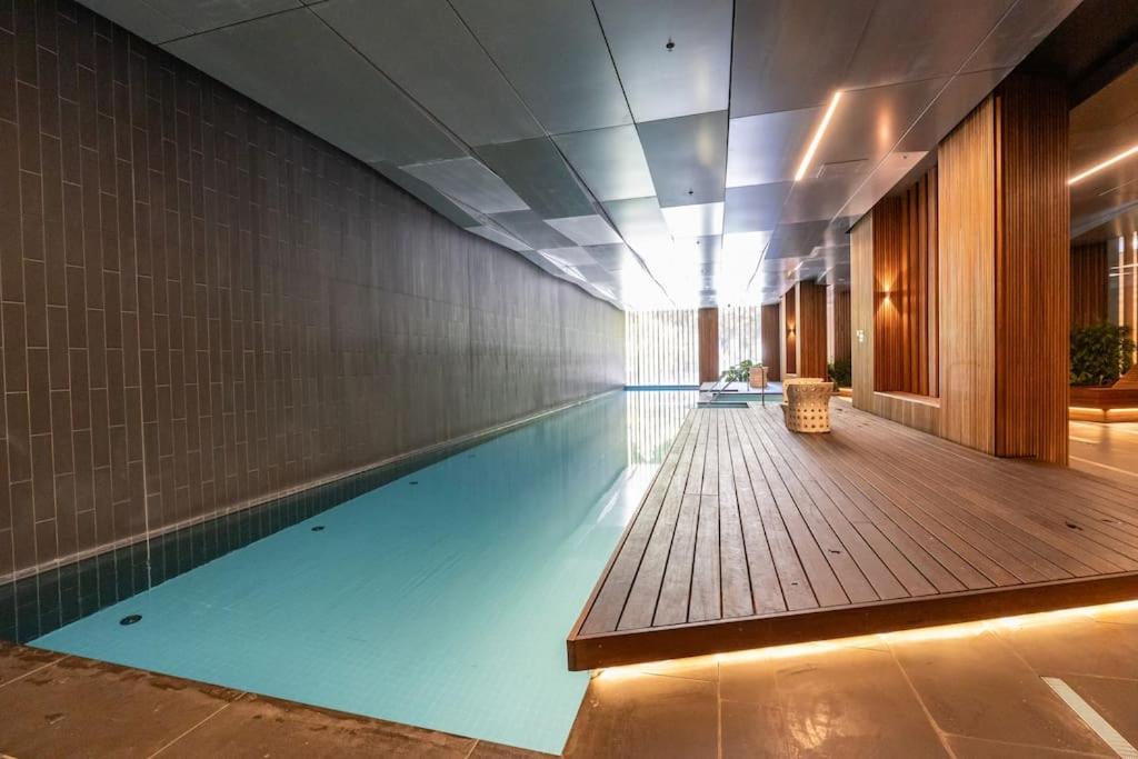 2 BD Luxury apartment at heart of Docklands with 85