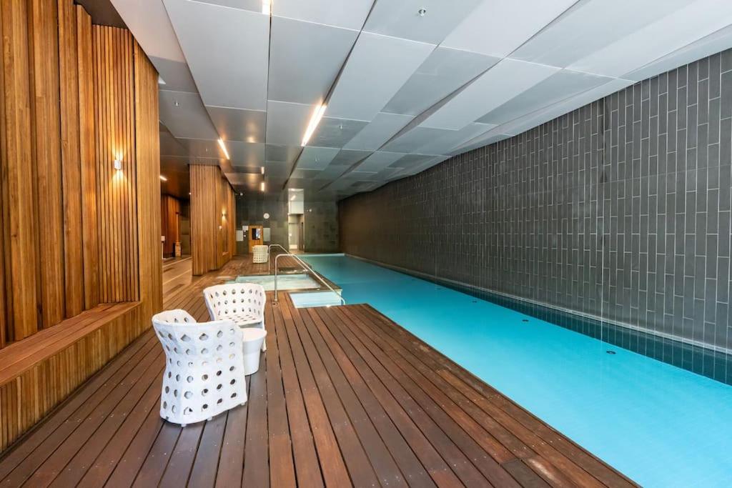 2 BD Luxury apartment at heart of Docklands with 85