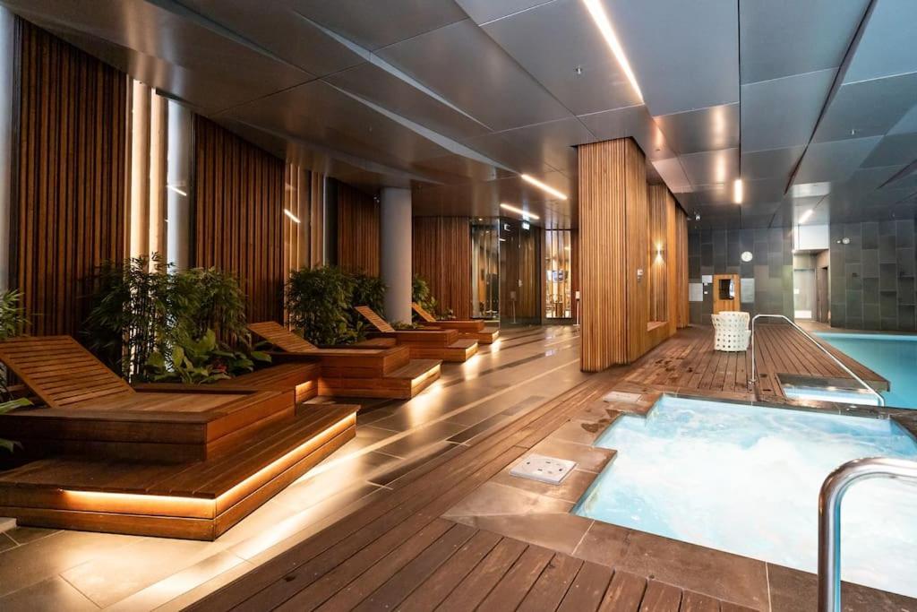 2 BD Luxury apartment at heart of Docklands with 85