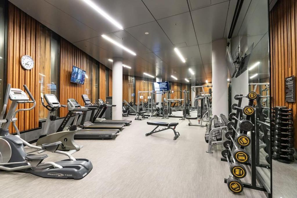 2 BD Luxury apartment at heart of Docklands with 85
