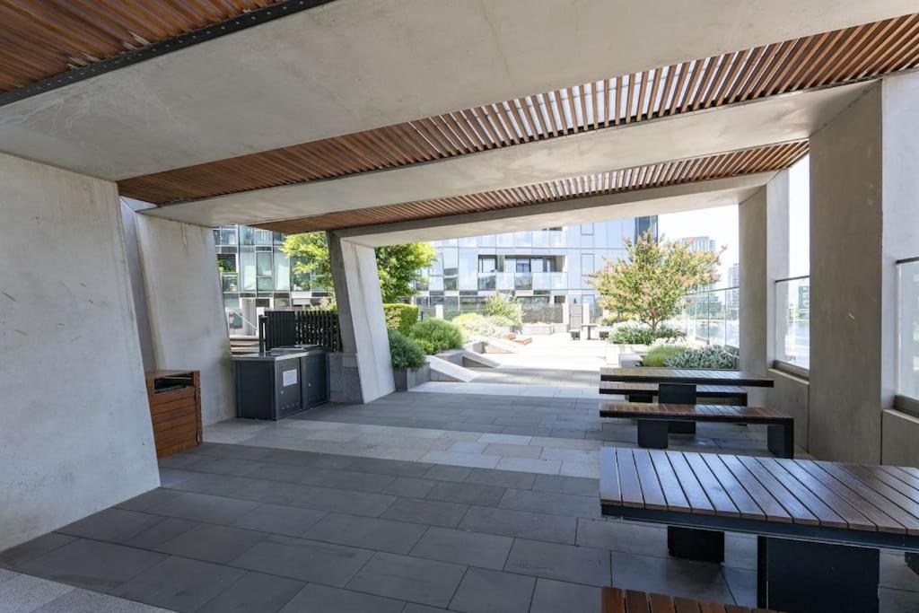 2 BD Luxury apartment at heart of Docklands with 85