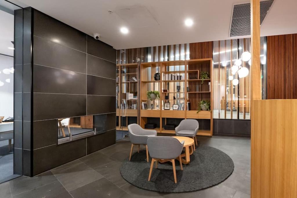 2 BD Luxury apartment at heart of Docklands with 85
