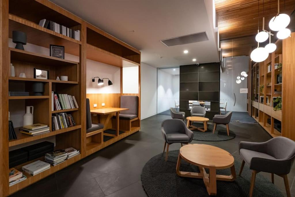 2 BD Luxury apartment at heart of Docklands with 85