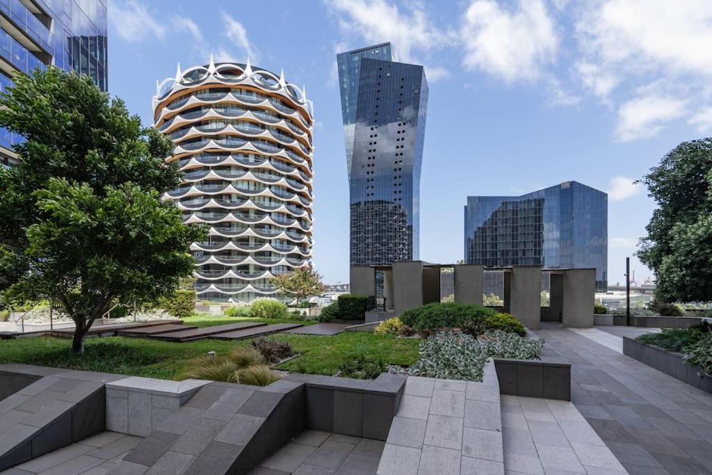 2 BD Luxury apartment at heart of Docklands with 85