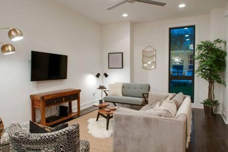 Photograph supplied for Modern 3BR with Garage, Rooftop, Hot Neighborhood 10 Mins to Broadway, 24 Hour Hospitality Team, Perfect for Groups