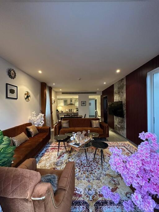 Lyoan home