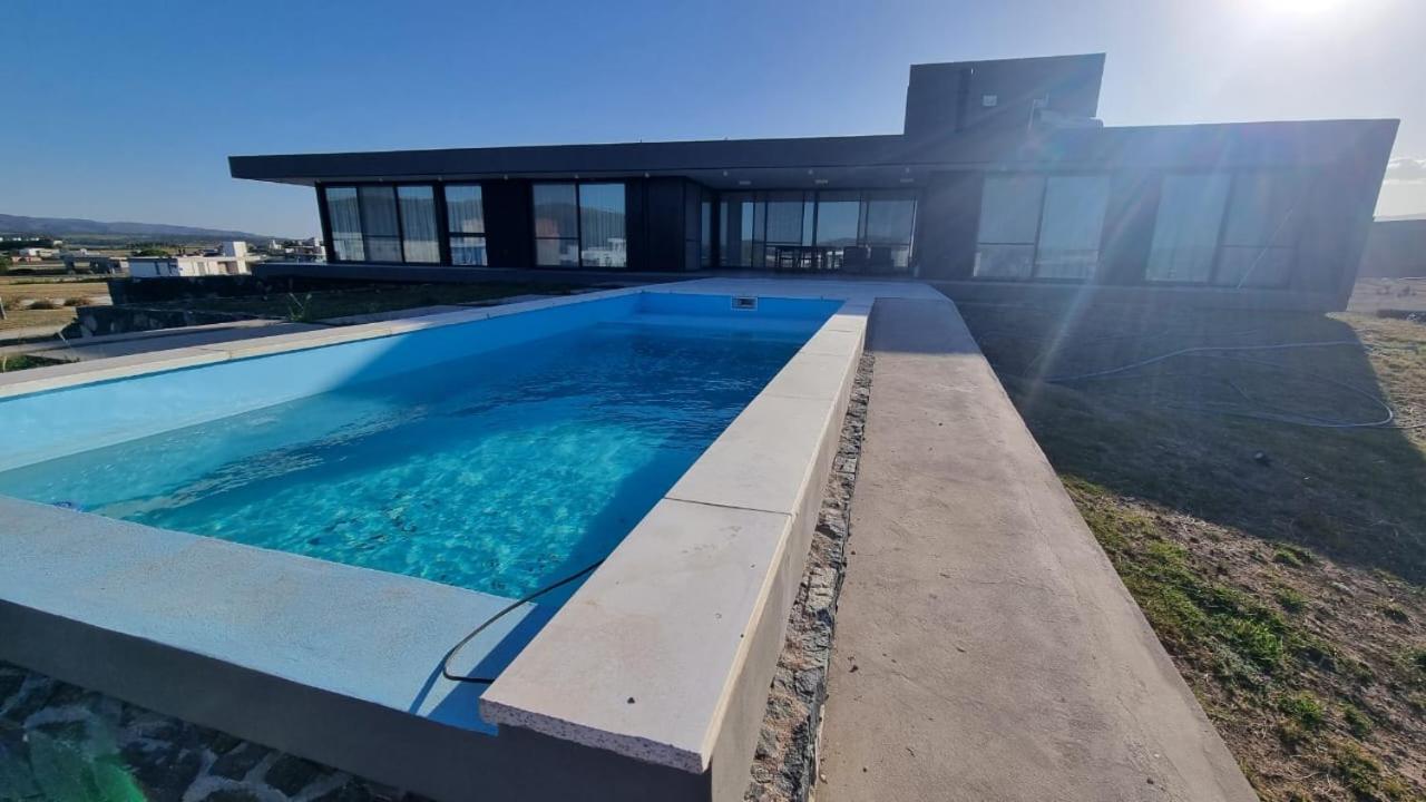 Hermosa casa en Puerto del Águila, a orillas del Dique Los Molinos