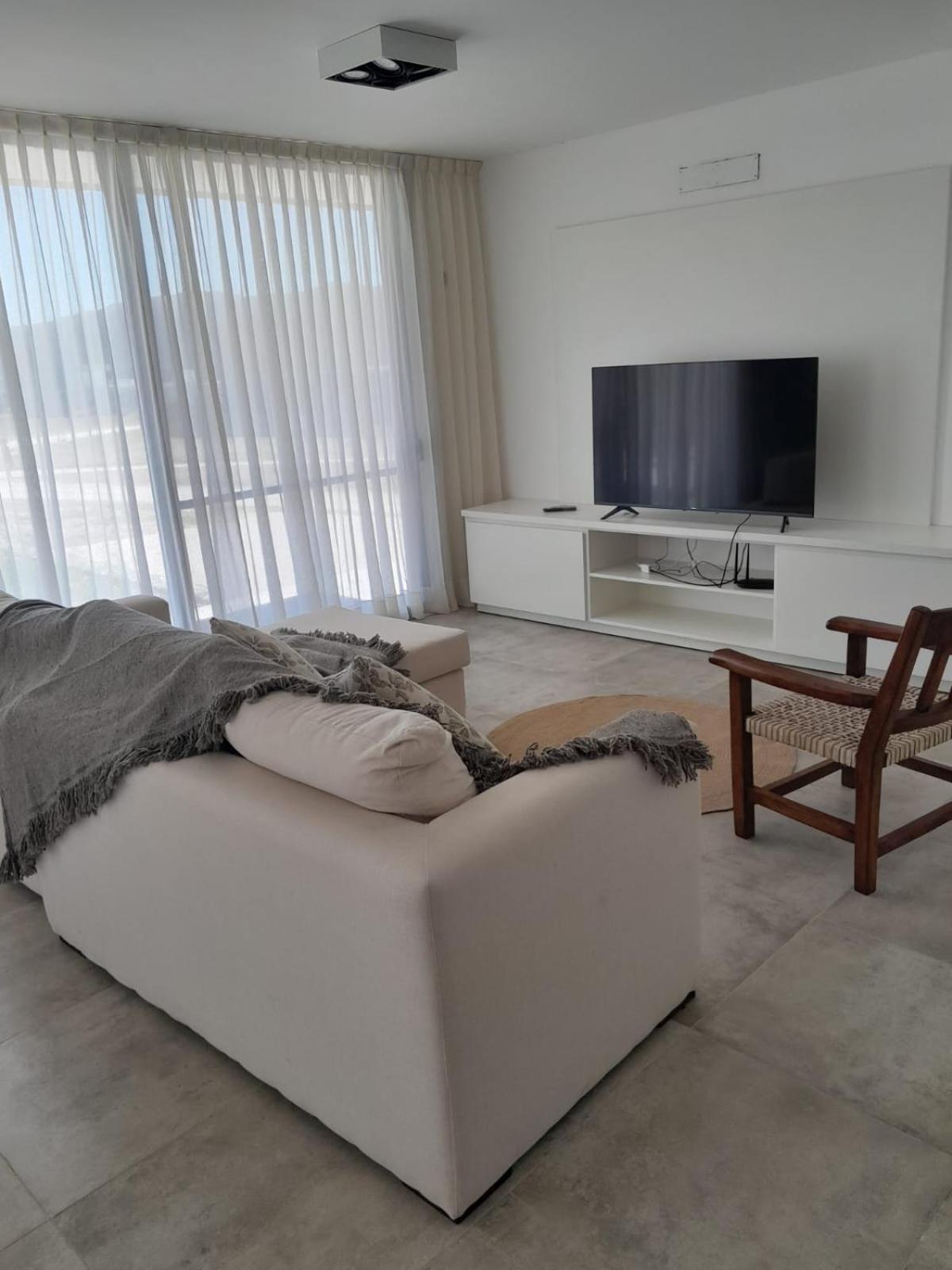Hermosa casa en Puerto del Águila, a orillas del Dique Los Molinos