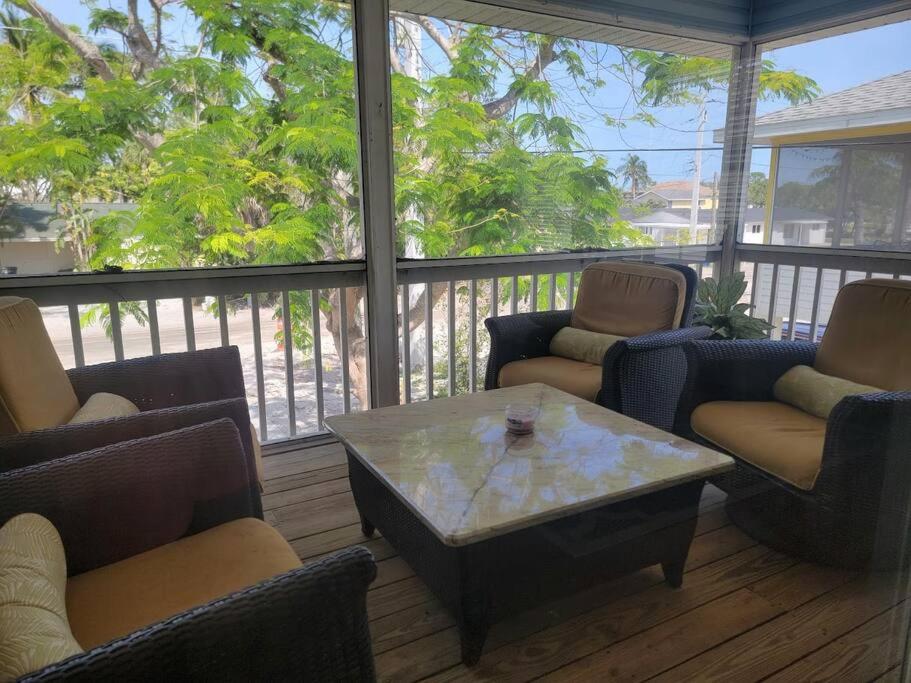Tarpon - Spacious Updated W&D Full Kitchen 1.5 Mi to Beach