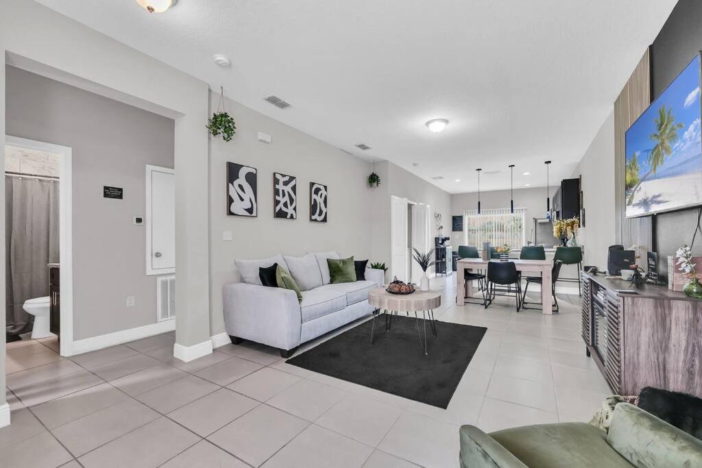 Uniquely Chic home near Disney! view 3