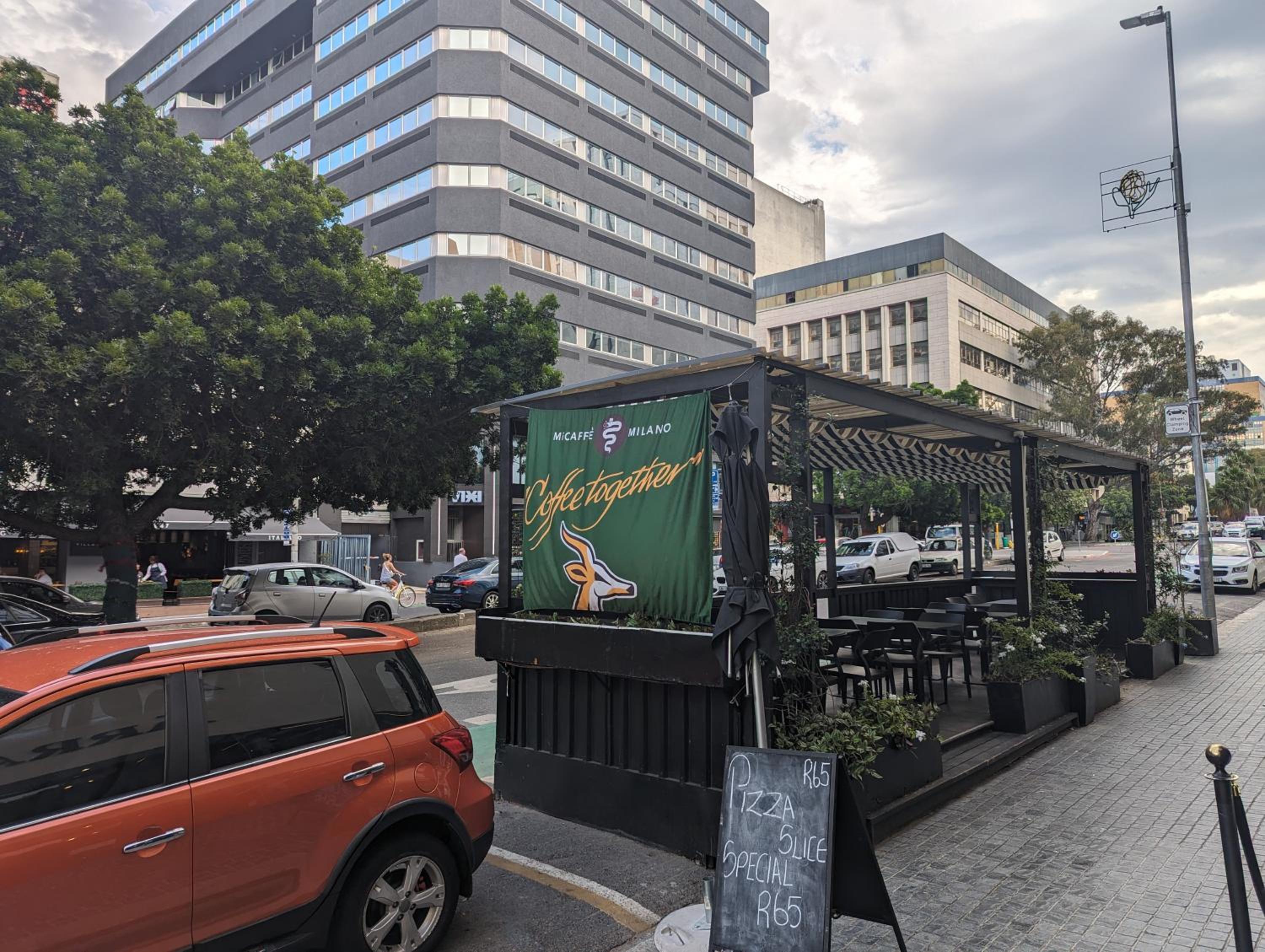 Trendy studio at the Barracks on Bree view 5