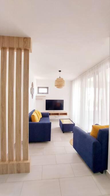 Modern and Luxury 3 bedroom apartment Steps from the beach view 3