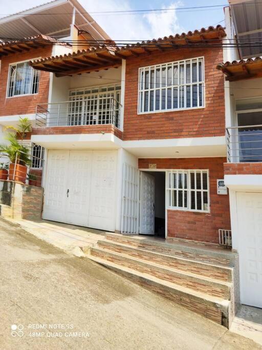 Casa familiar con ambiente semi-campestre.