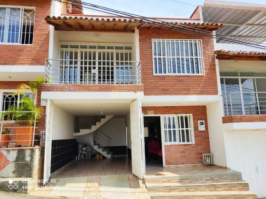 Casa familiar con ambiente semi-campestre.
