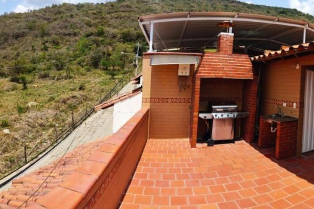 Casa familiar con ambiente semi-campestre.