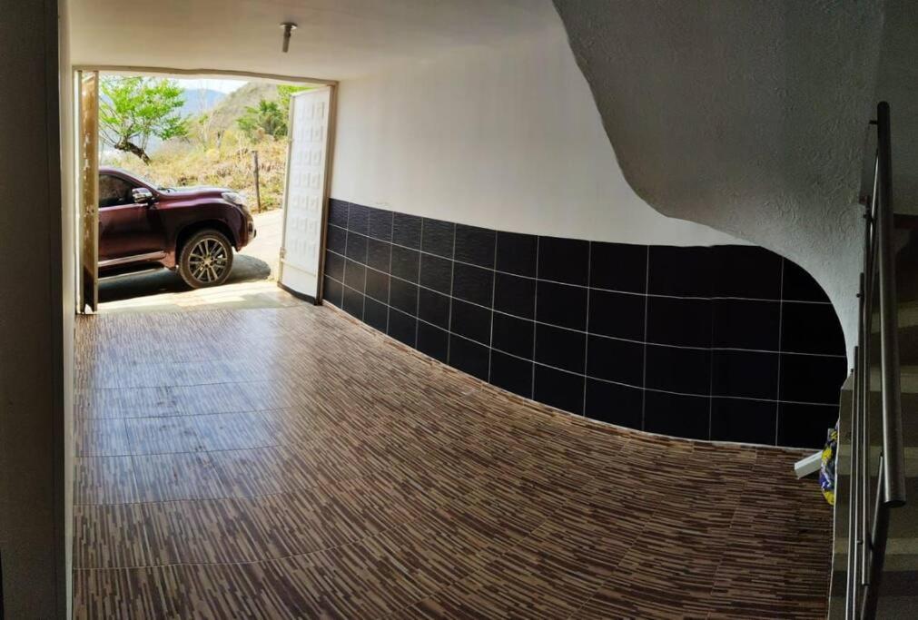 Casa familiar con ambiente semi-campestre.