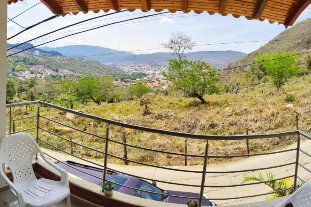 Casa familiar con ambiente semi-campestre.